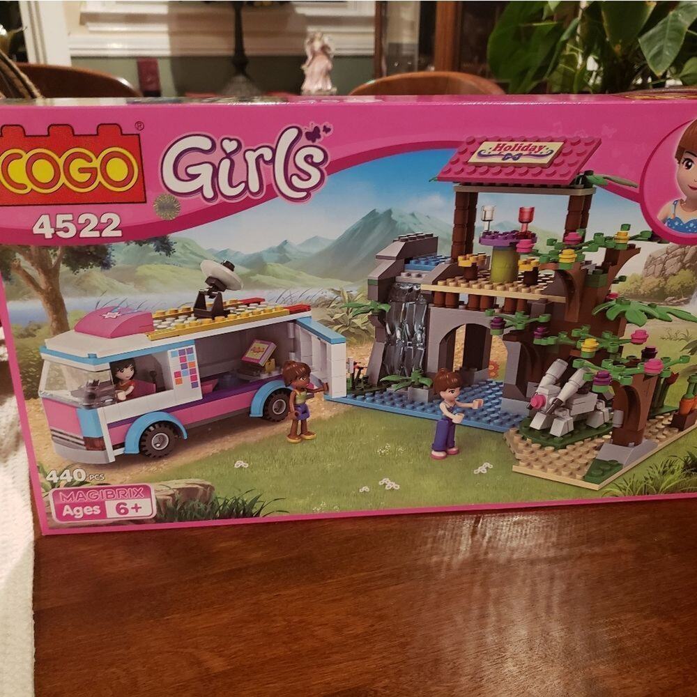 COGO Girls Holiday retreat 4522 440 pieces Lego compatible